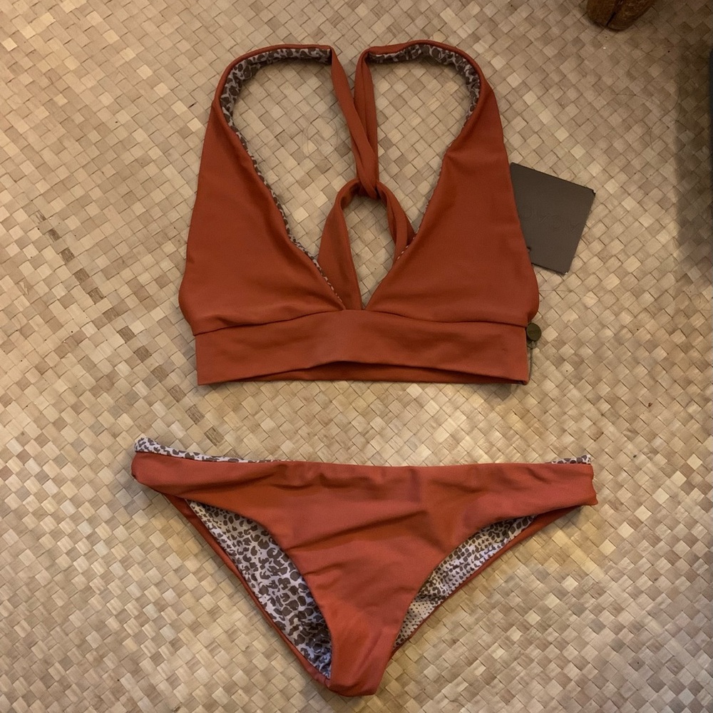 NWT Acacia two piece set in mai tai XS (lovely earth tone)